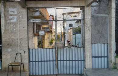 Imagem: A casa possui 2 Dormitórios, 1 Banheiro, 2 Vagas na garagem