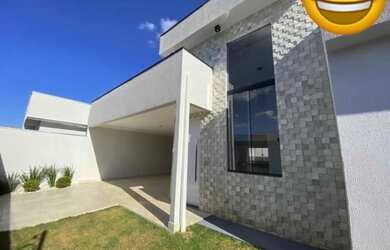 Imagem: A casa possui 3 Dormitórios, 2 Banheiros, 3 Vagas na garagem