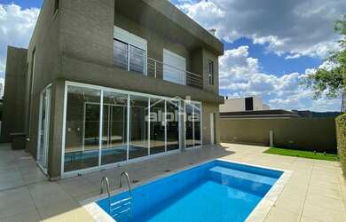 Imagem: A casa em condomínio possui 4 Dormitórios, 4 Banheiros, 2