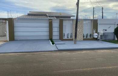 Imagem: A casa possui 3 Dormitórios, 3 Banheiros, 1 Vaga na garagem