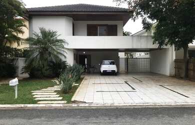 Imagem: A casa possui 4 Dormitórios, 5 Banheiros, 5 Vagas na garagem