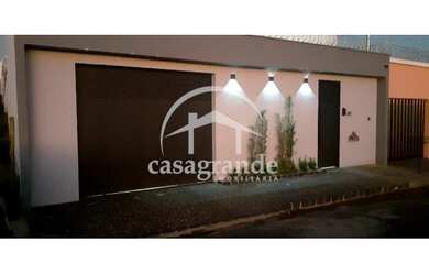 Imagem: A casa possui 3 Dormitórios, 2 Banheiros, 2 Vagas na garagem