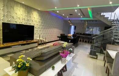 Imagem: A casa possui 3 Dormitórios, 2 Banheiros, 2 Vagas na garagem