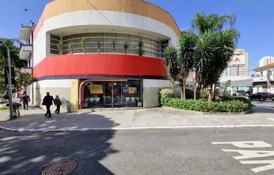 Imagem: O depósito possui 5 Vagas na garagem, 580m² de Área e está