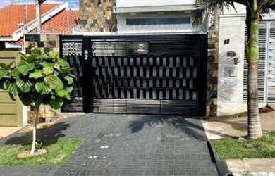 Imagem: A casa possui 3 Dormitórios, 2 Banheiros, 2 Vagas na garagem