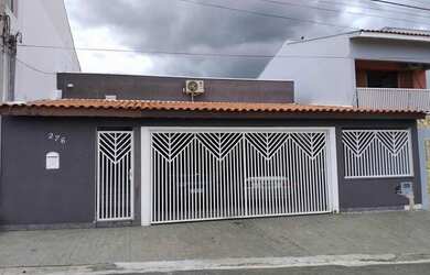 Imagem: A casa possui 3 Dormitórios, 3 Banheiros, 3 Vagas na garagem