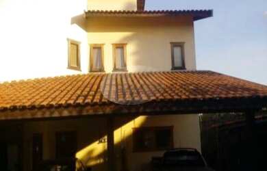 Imagem: A casa possui 4 Dormitórios, 3 Banheiros, 5 Vagas na garagem