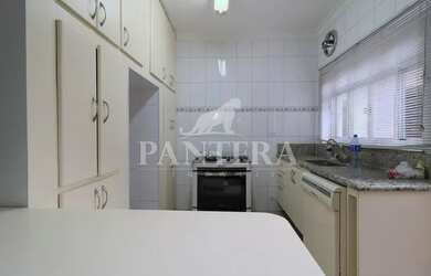 Imagem: A casa possui 4 Dormitórios, 3 Banheiros, 2 Vagas na garagem