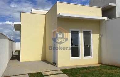 Imagem: A casa possui 3 Dormitórios, 2 Banheiros, 2 Vagas na garagem