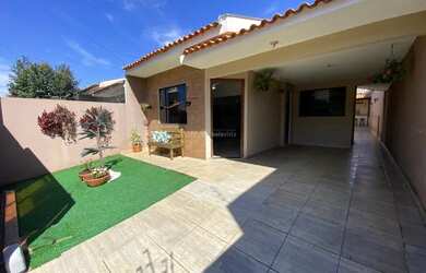 Imagem: A casa possui 2 Dormitórios, 2 Banheiros, 2 Vagas na garagem