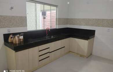 Imagem: A casa possui 3 Dormitórios, 2 Banheiros, 3 Vagas na garagem