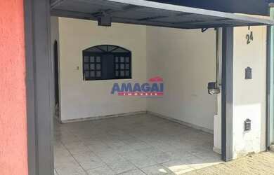 Imagem: A casa possui 2 Dormitórios, 2 Banheiros, 2 Vagas na garagem