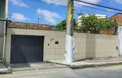 Imagem: A casa possui 4 Dormitórios, 1 Banheiro, 2 Vagas na garagem