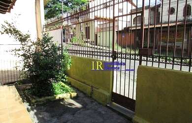 Imagem: A casa possui 3 Dormitórios, 1 Banheiro, 2 Vagas na garagem