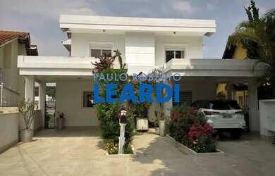 Imagem: A casa em condomínio possui 5 Dormitórios, 5 Banheiros, 5