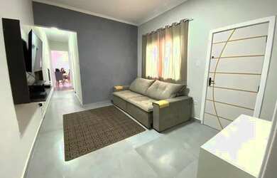 Imagem: A casa possui 3 Dormitórios, 1 Banheiro, 2 Vagas na garagem