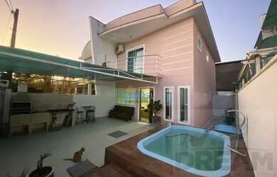 Imagem: A casa possui 4 Dormitórios, 3 Banheiros, 1 Vaga na garagem