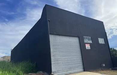Imagem: O depósito à venda possui 4 Vagas na garagem, 550m² de Área