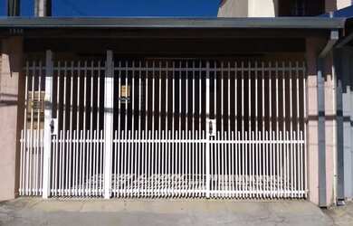 Imagem: A casa possui 2 Dormitórios, 2 Banheiros, 2 Vagas na garagem