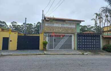 Imagem: A casa possui 3 Dormitórios, 1 Banheiro, 2 Vagas na garagem