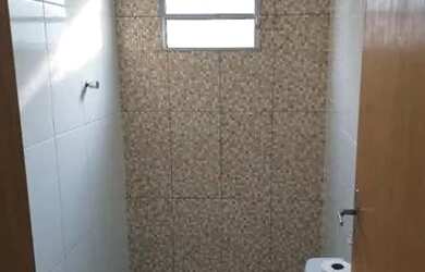 Imagem: A casa possui 2 Dormitórios, 1 Banheiro, 2 Vagas na garagem