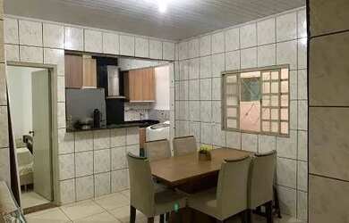 Imagem: A casa possui 2 Dormitórios, 2 Banheiros, 1 Vaga na garagem