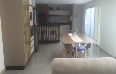 Imagem: A casa possui 2 Dormitórios, 2 Banheiros, 2 Vagas na garagem