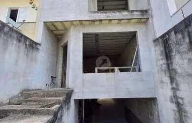 Imagem: A casa possui 3 Dormitórios, 1 Banheiro, 5 Vagas na garagem