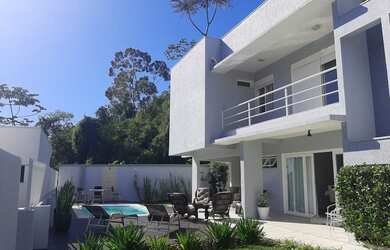 Imagem: A casa possui 3 Dormitórios, 4 Banheiros, 5 Vagas na garagem