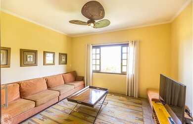 Imagem: A casa possui 5 Dormitórios, 5 Banheiros, 4 Vagas na garagem