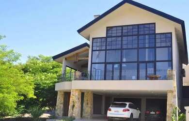 Imagem: A casa em condomínio possui 4 Dormitórios, 5 Banheiros, 5