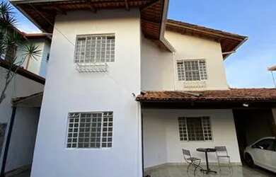 Imagem: A casa possui 3 Dormitórios, 3 Banheiros, 4 Vagas na garagem