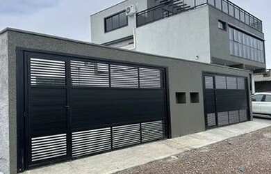 Imagem: A casa possui 2 Dormitórios, 1 Banheiro, 2 Vagas na garagem