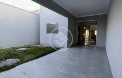 Imagem: A casa possui 3 Dormitórios, 1 Banheiro, 2 Vagas na garagem