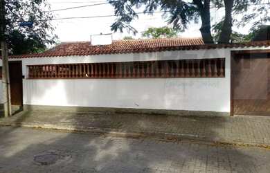 Imagem: A casa possui 4 Dormitórios, 4 Banheiros, 3 Vagas na garagem