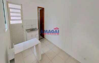 Imagem: A casa possui 1 Dormitório, 1 Banheiro, 1 Vaga na garagem