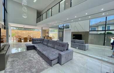 Imagem: A casa em condomínio possui 5 Dormitórios, 1 Banheiro, 4 Vagas