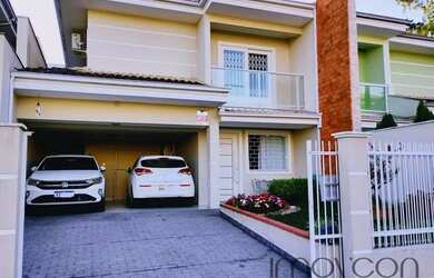 Imagem: A casa possui 3 Dormitórios, 1 Banheiro, 2 Vagas na garagem