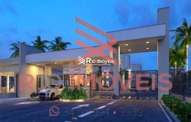 Imagem: A casa possui 3 Dormitórios, 2 Banheiros, 2 Vagas na garagem