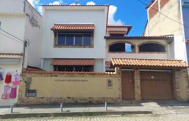 Imagem: A casa possui 4 Dormitórios, 3 Banheiros, 2 Vagas na garagem