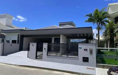 Imagem: A casa possui 3 Dormitórios, 2 Banheiros, 4 Vagas na garagem