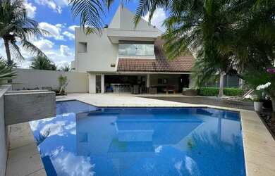 Imagem: A casa possui 5 Dormitórios, 5 Banheiros, 3 Vagas na garagem