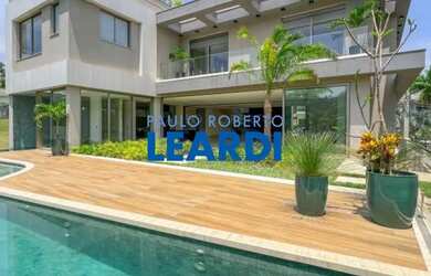 Imagem: A casa em condomínio possui 5 Dormitórios, 5 Banheiros, 5