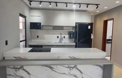 Imagem: A casa em condomínio possui 3 Dormitórios, 3 Banheiros, 4