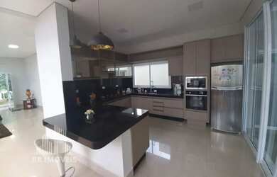 Imagem: A casa em condomínio possui 4 Dormitórios, 5 Banheiros, 3