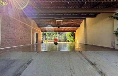 Imagem: O depósito possui 5 Vagas na garagem e 210m² de Área e está