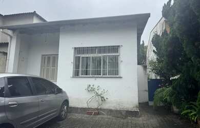 Imagem: A casa possui 2 Dormitórios, 1 Banheiro, 1 Vaga na garagem