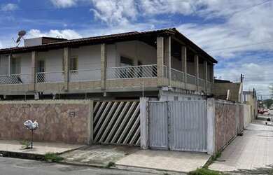 Imagem: A casa possui 3 Dormitórios, 2 Banheiros, 2 Vagas na garagem
