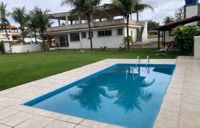 Imagem: A casa possui 5 Dormitórios, Acomodam 12 pessoas, 4 Vagas na