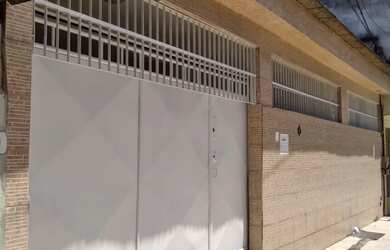 Imagem: A casa possui 2 Dormitórios, 2 Banheiros, 2 Vagas na garagem